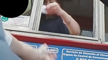 escondido en el vestuario de jóvenes cantantes