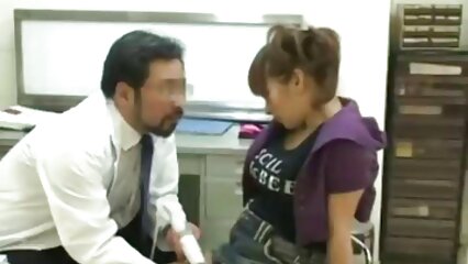 Besó a su hermanastra en el gran culo