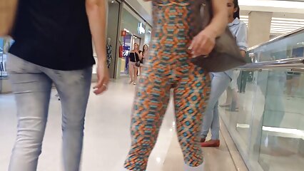 Dos jubilados saliendo con una joven prostituta transgénero