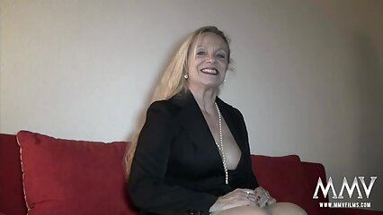 La mejor mamada de una hermosa amante en ropa interior roja