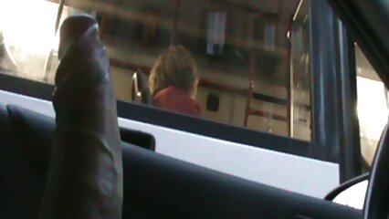 Mujer orinando en bragas rojas