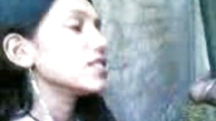 Esposa follando con el beso de un extraño en la ventana del hotel mientras su marido mira