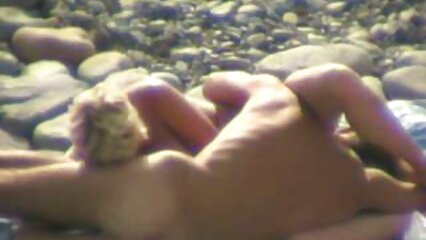 Morena de culo jugoso se ejercita en bragas, tiene un vibrador, que es controlado por su novio