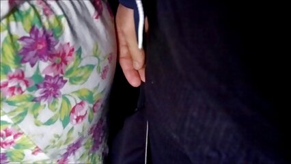 Ella está tomada por el pecho y borrosa