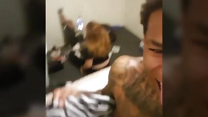 Esta mamá peluda no tiene miedo de orinar en su boca ! Primer plano del clítoris