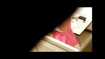 La chica no pudo resistirse y dejó boquiabierto al chico mientras miraba el melodrama