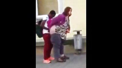 Desnudo en un coche por diversión