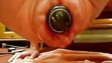 Tres niños corriendo alrededor de una rubia en miniatura