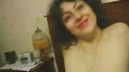 A la mujer le gusta masturbarse y sentir esperma dentro