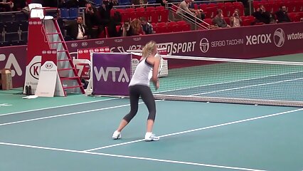 Puta belleza borracha de 18 años en la entrada después de besarse en el patio