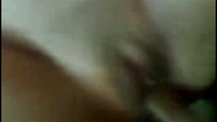 Uno acaricia mi coño con un beso con la lengua, el otro folla con el dedo