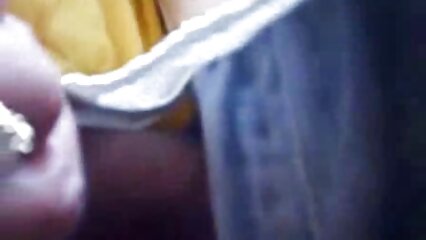 Besado rápidamente a la entrada de la escalera en calcetines de rejilla 4 60 cuadros por segundo