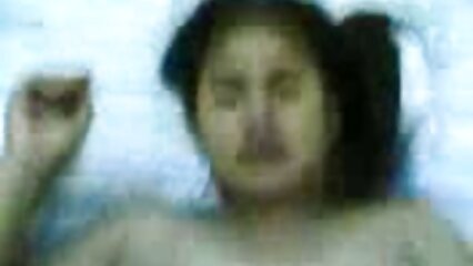 Mi esposa seduce a un fontanero con su coño mojado. Marido digitación a un lado