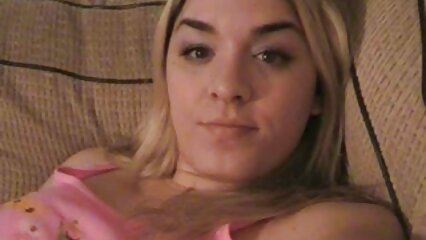 Chica ingenua con culo fresco beso en la ventana