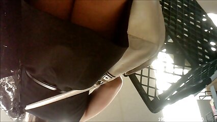 La esposa de mi jefe nos pilla teniendo sexo y se une a nosotros.