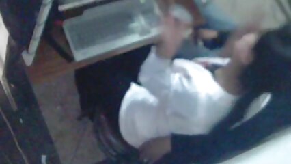 Marat la hace gritar y correrse