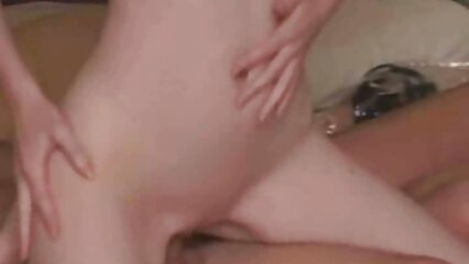 chica oculta masturbándose en el baño, sin sospechar que la están espiando
