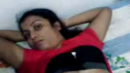 Dos chicas besan a sus novios y los comparten