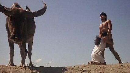Ucrania desnuda y divertida con los pechos desnudos